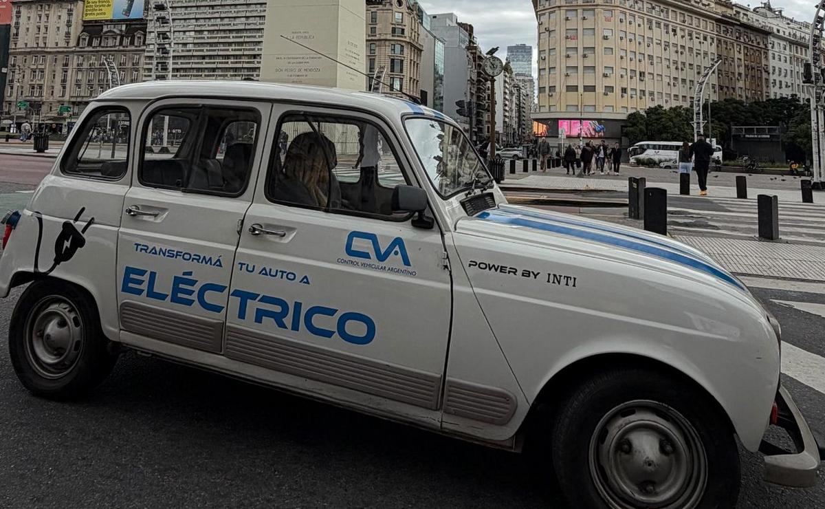 Renault 4 convertido en auto eléctrico.