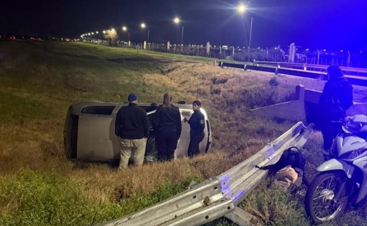 El conductor quedó inconsciente y atrapado dentro de un Renault Clio.