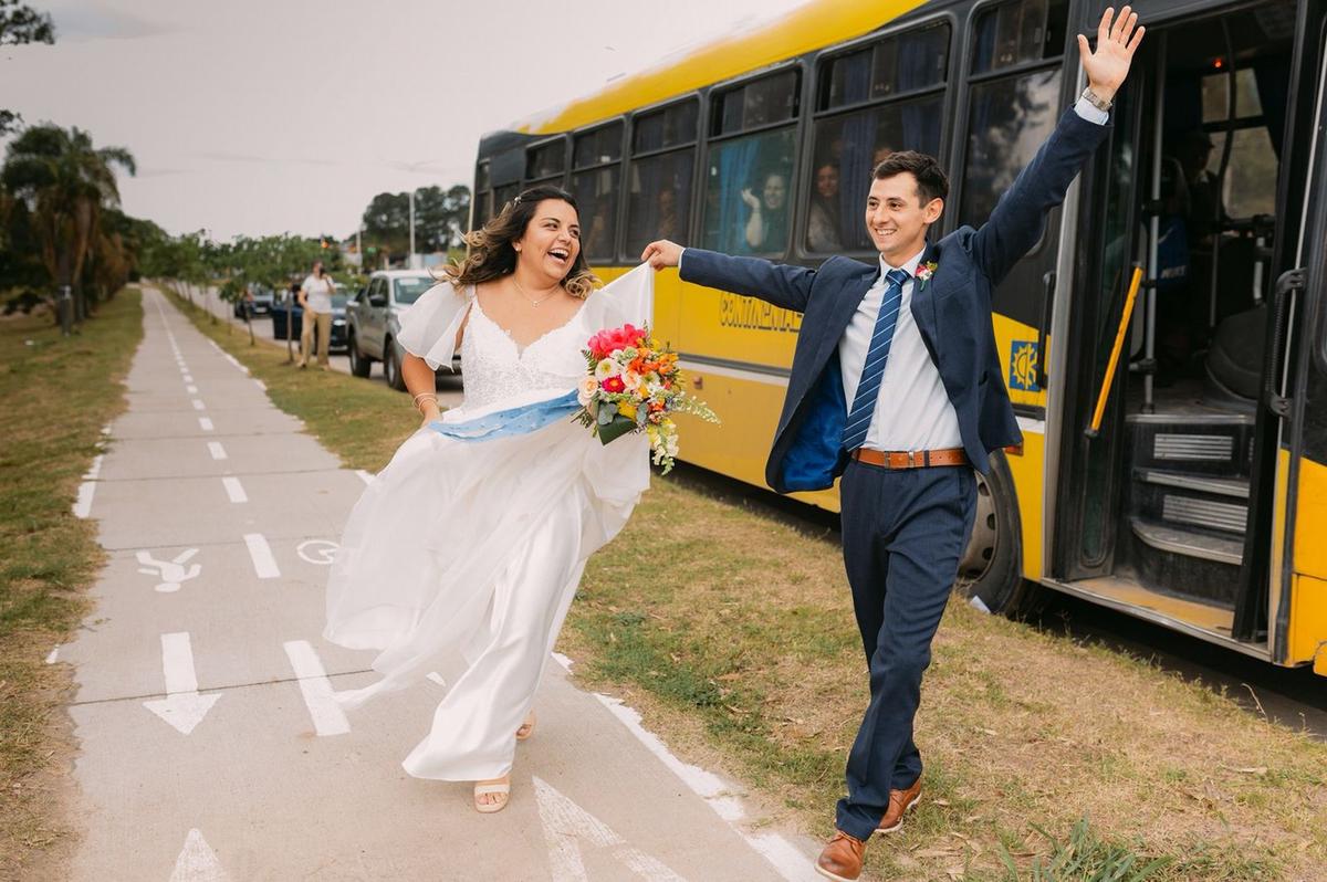 Fueron en colectivo a la fiesta de su casamiento.