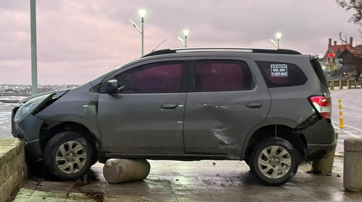 Accidente en Mar del Plata: una camioneta descontrolada chocó en Playa Chica por el viento