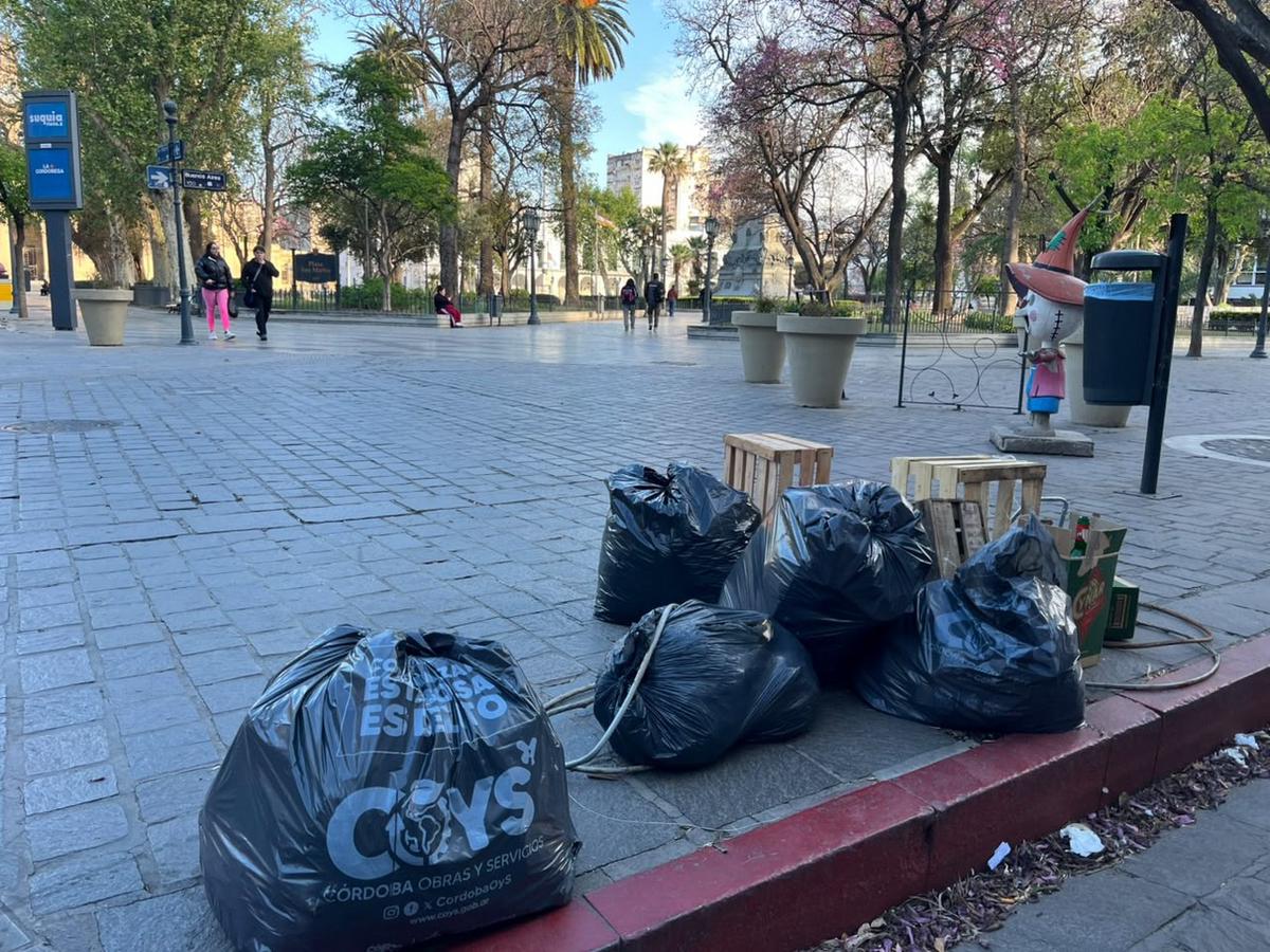 Basura en las calles de Córdoba. (Foto: Francisco Vidal/Cadena 3)