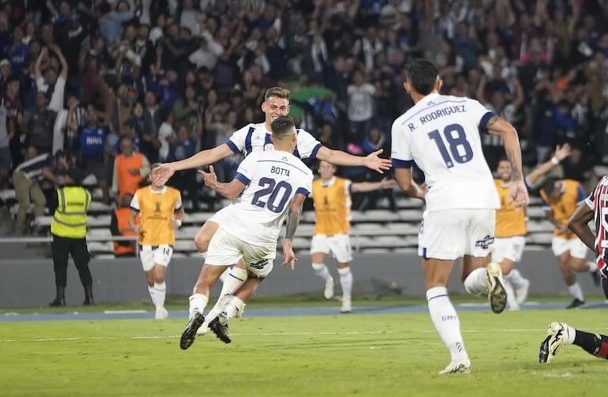 FOTO: Botta, Girotti y Ruiz Rodríguez en el festejo ante Sao Paulo.