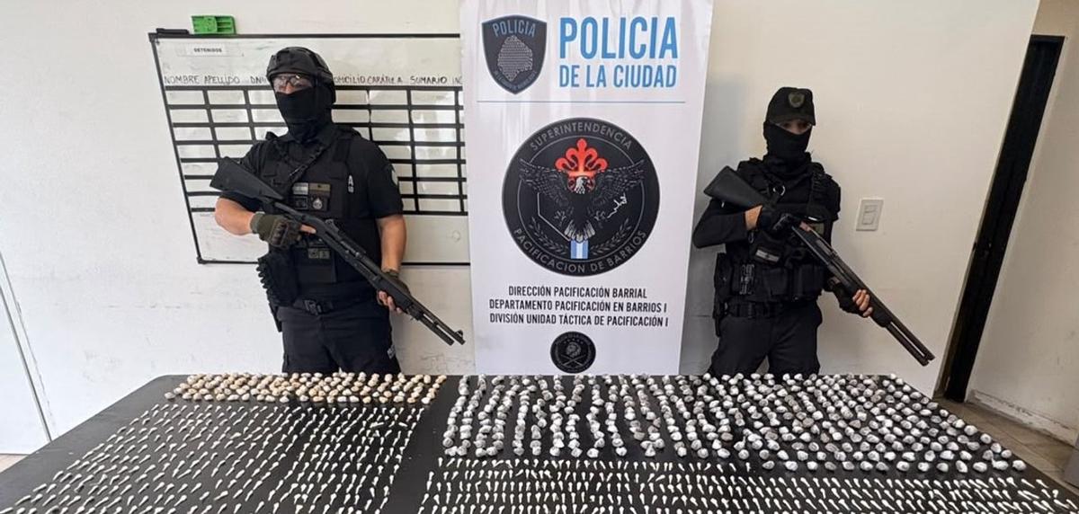 Operativo en el Barrio 31: Policía de la Ciudad incauta drogas y detiene a dos hombres