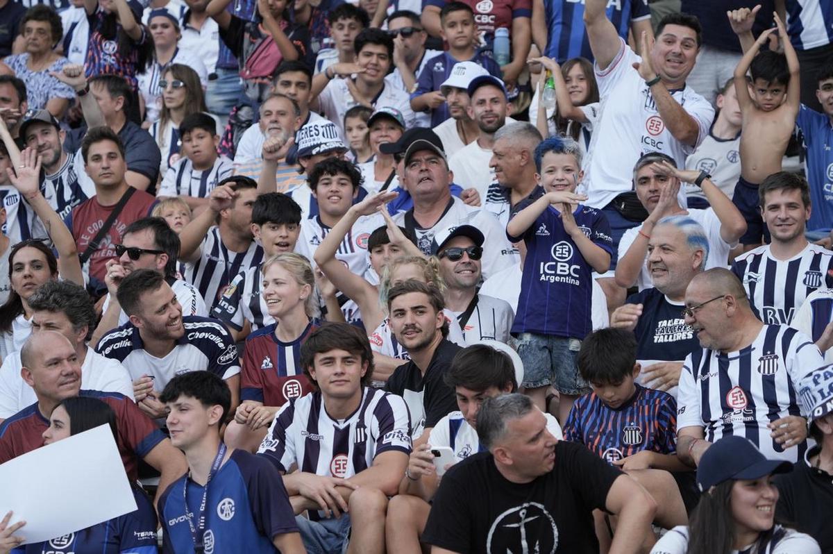 FOTO: Los hinchas albiazules, en una jornada única (foto: Daniel Cáceres).