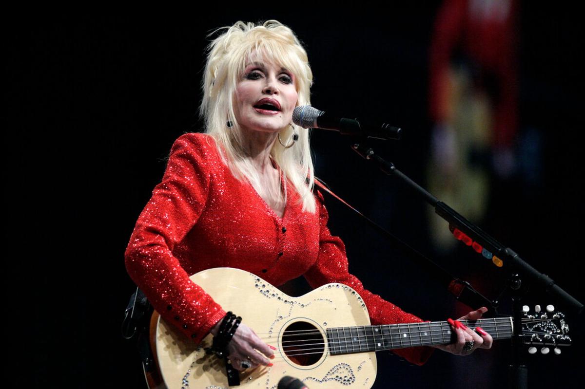Falleció Dolly Parton, la icónica estrella de la música country, a los 80 años en Nashville