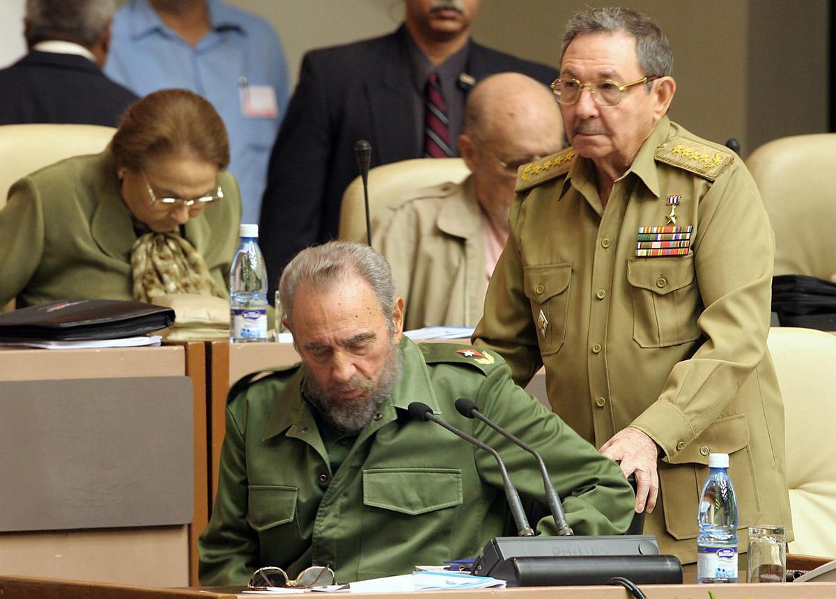 FOTO: Raúl Castro asiste a su hermano Fidel.