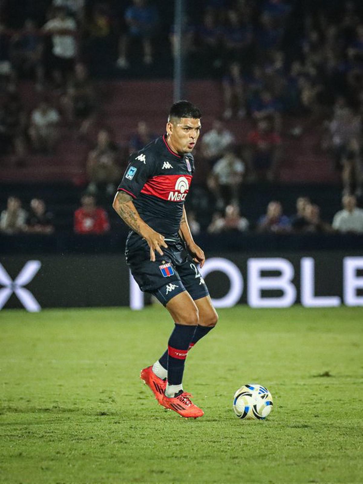 El defensor Federico Álvarez durante la igualdad entre Tigre y Gimnasia.