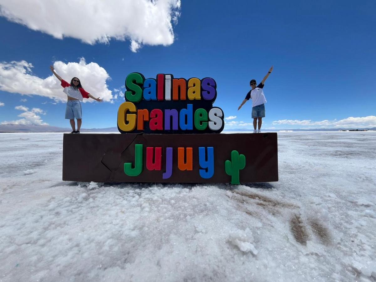 Son hermanos y llevan adelante una vida de amor, aventura y viajes