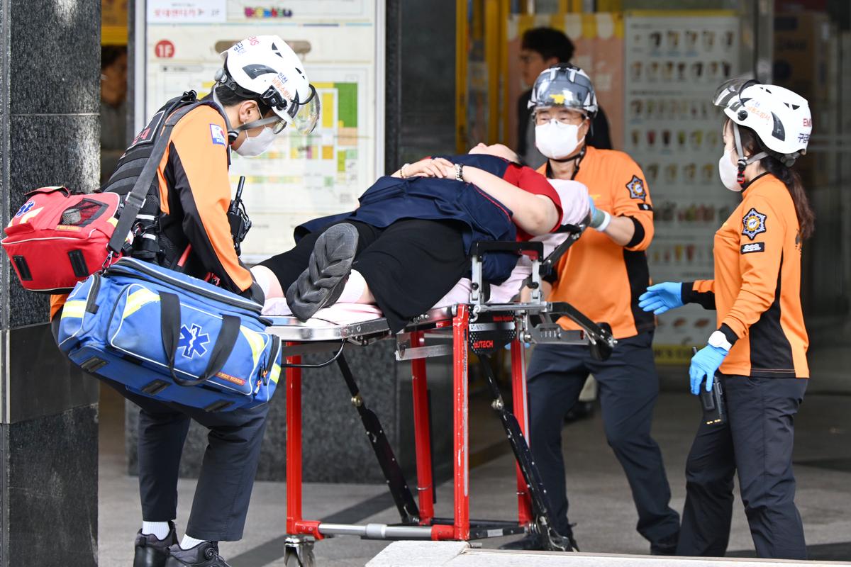 Un hombre apuñala al menos a 8 personas en un centro comercial de Corea del Sur