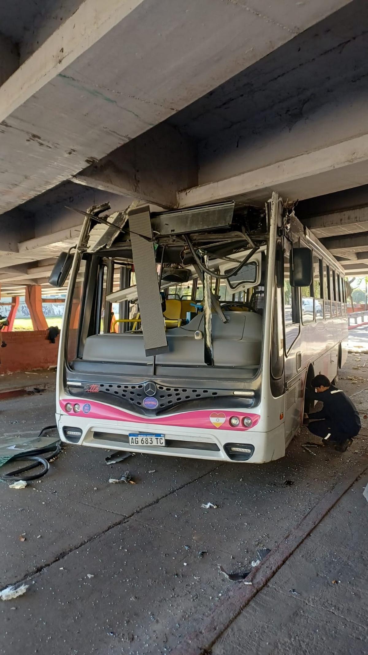 Un colectivo quedó atascado bajo el puente Sarmiento en barrio General Paz