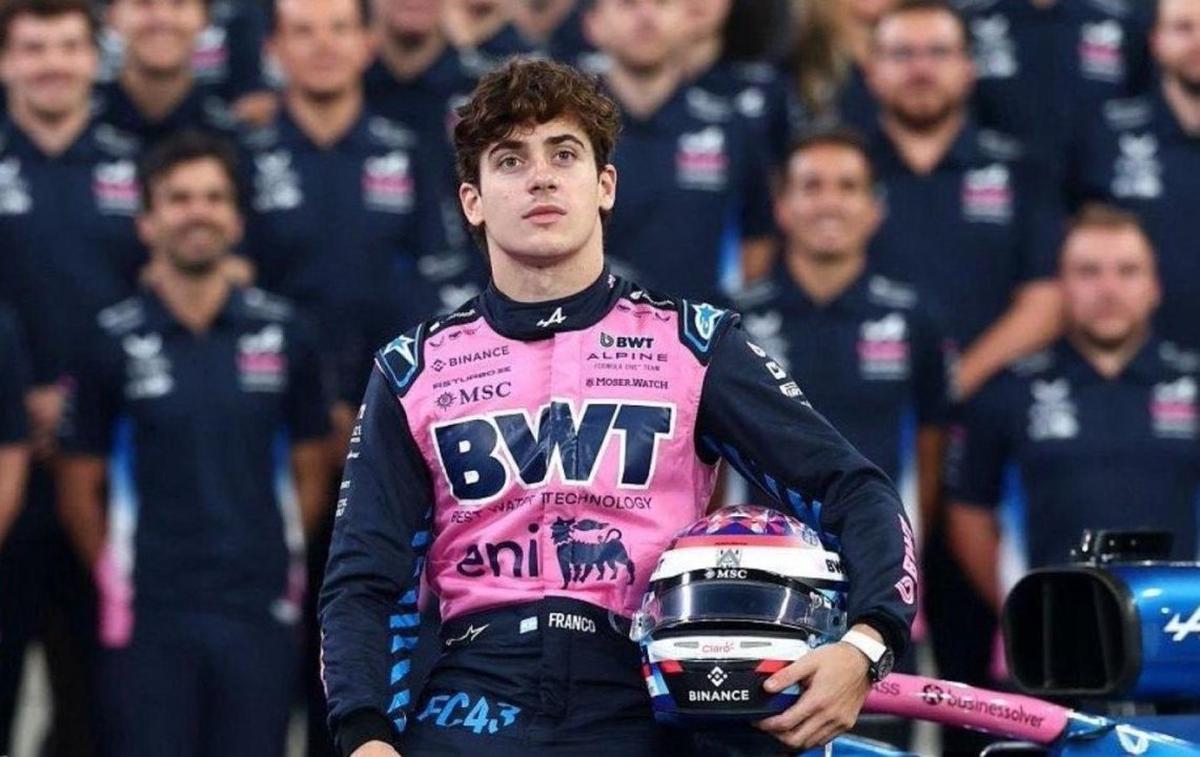 Franco Colapinto junto a su equipo.