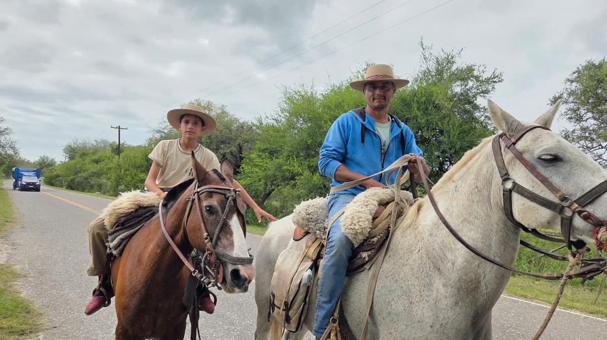 Miles de fieles caminan rumbo a Villa Cura Brochero. (Foto: Matías Arrieta/Cadena 3)