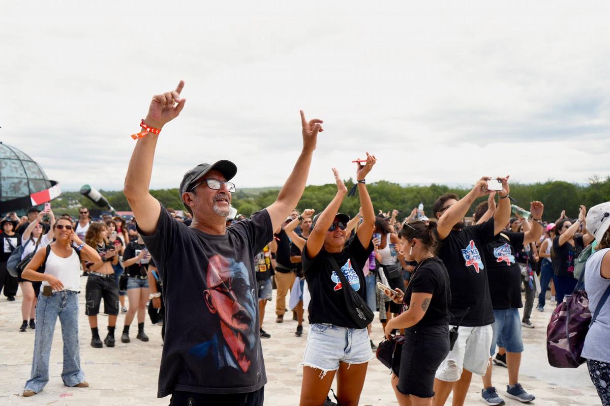 Una multitud vibra en el primer día del Cosquín Rock 2026. (Foto: Daniel Cáceres)