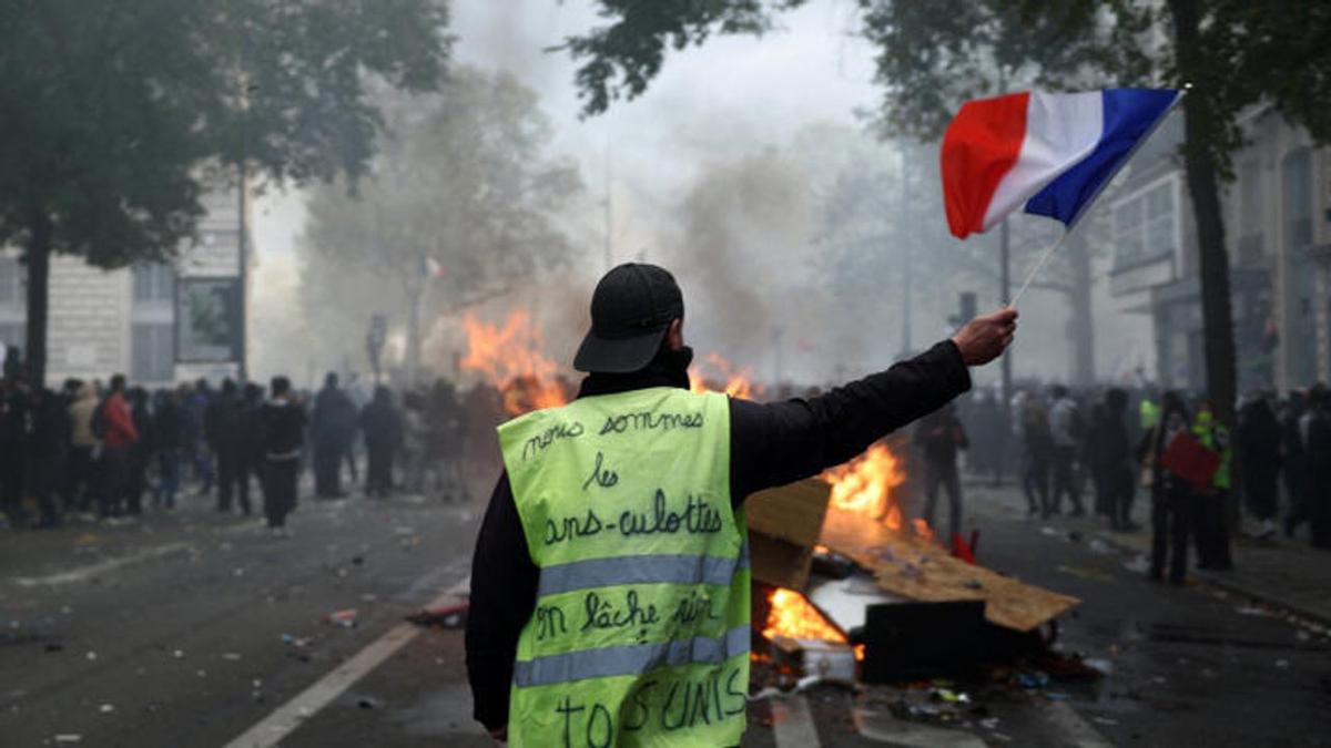 El Gobierno de Macron decretó toques de queda parciales tras saqueos y desmanes