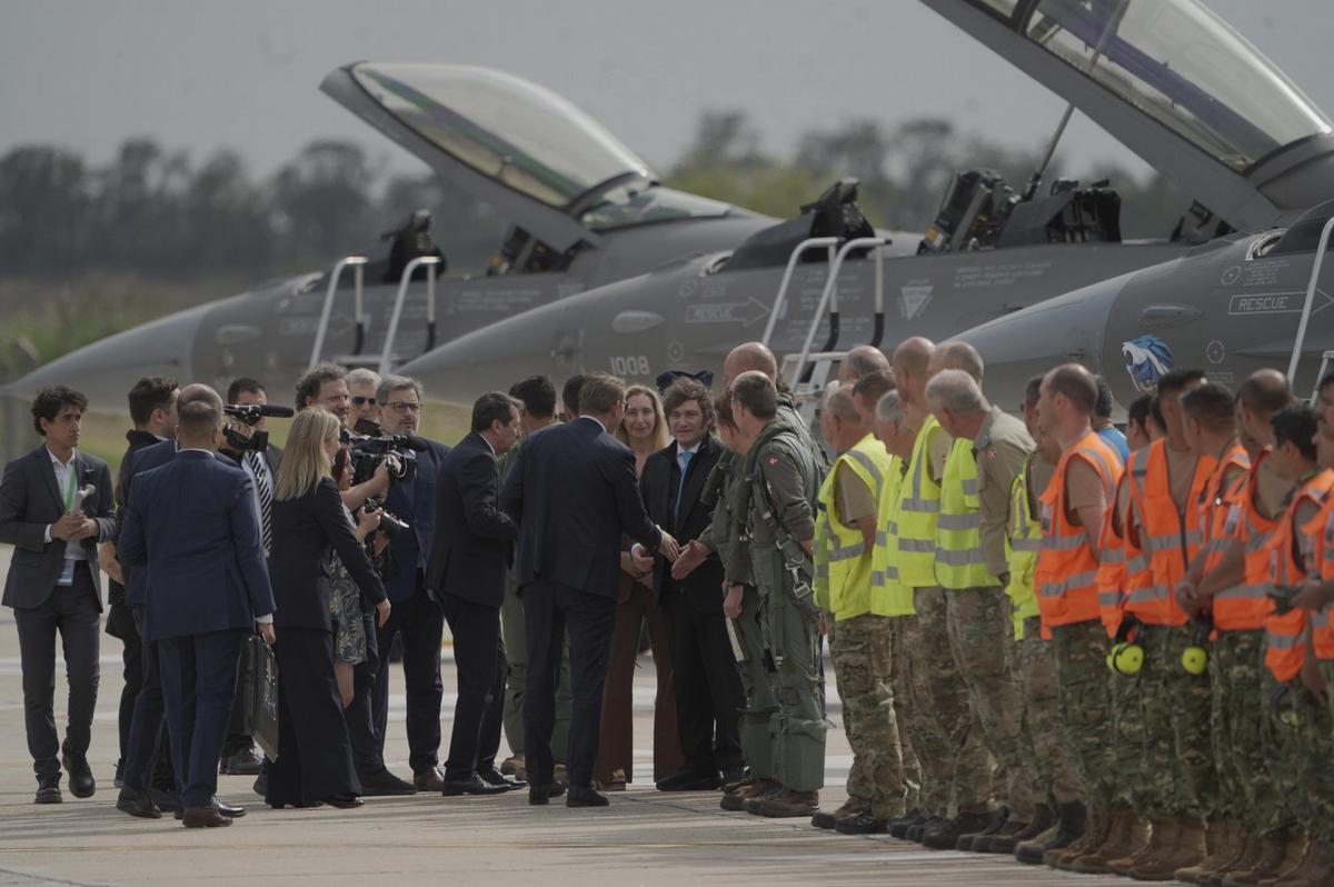 El Presidente presentó los F-16 en Las Higueras. (Foto: Daniel Cáceres/Cadena 3)