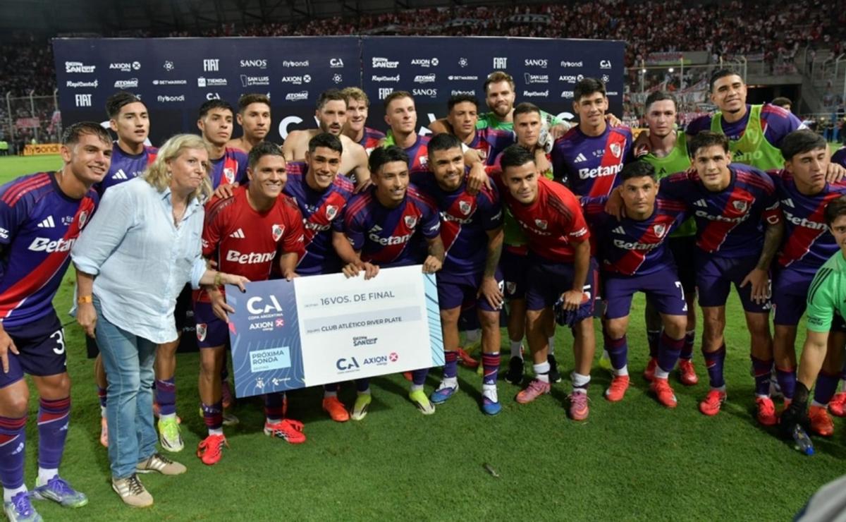 Imputaron a un policía de San Luis por robar indumentaria de River Plate.