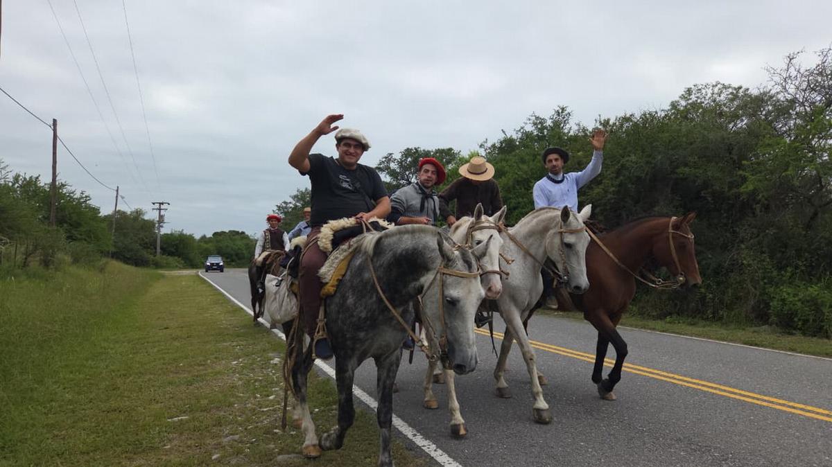 Miles de fieles caminan rumbo a Villa Cura Brochero. (Foto: Matías Arrieta/Cadena 3)