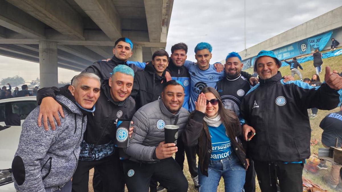 Fanáticos del Pirata, en las inmediaciones del Kempes.