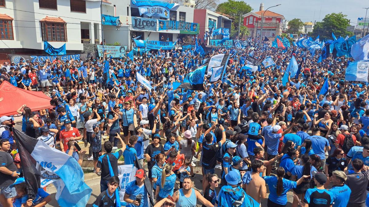 FOTO: Banderazo de Belgrano antes del clásico. 