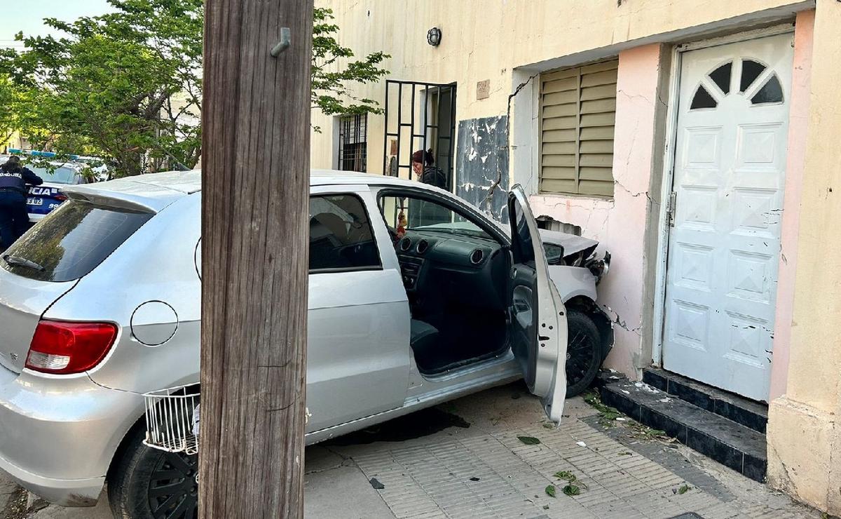 FOTO: El vehículo chocó contra una casa de barrio Talleres Este. (Lucía González/Cadena 3)