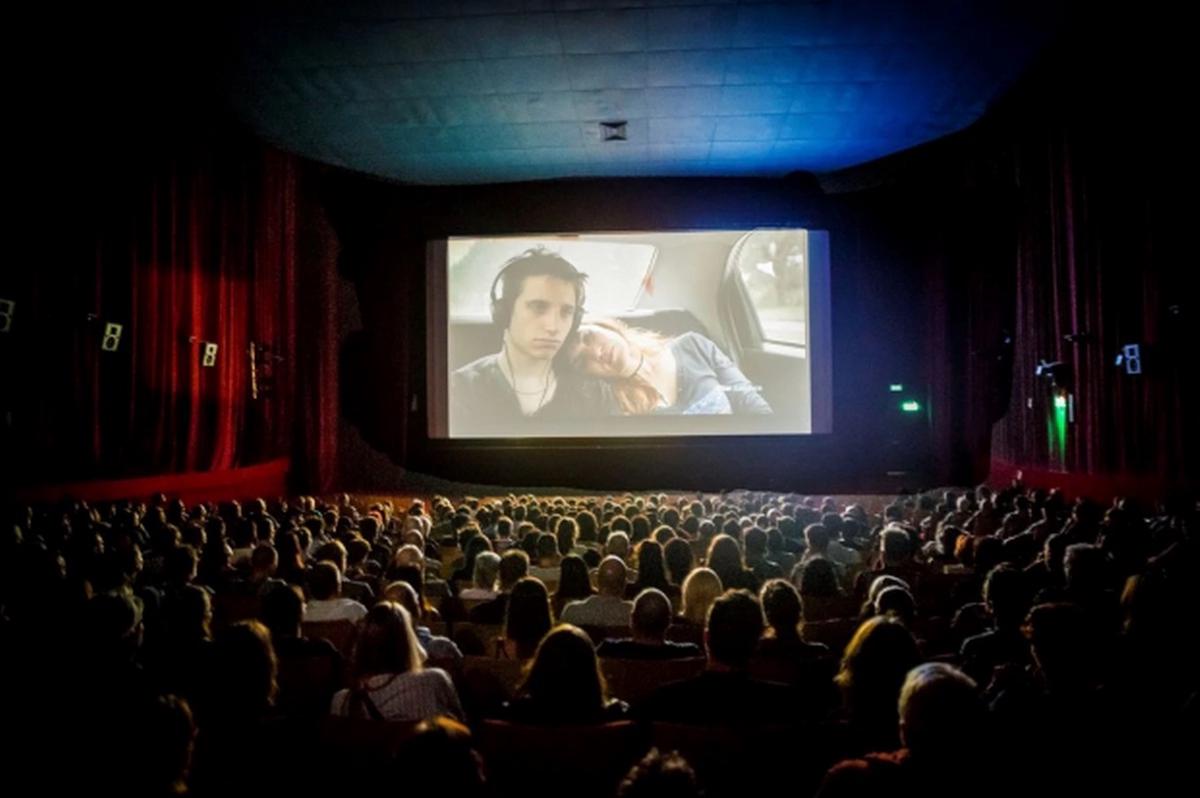 Cada vez se exhiben más películas dobladas en cines argentinos.