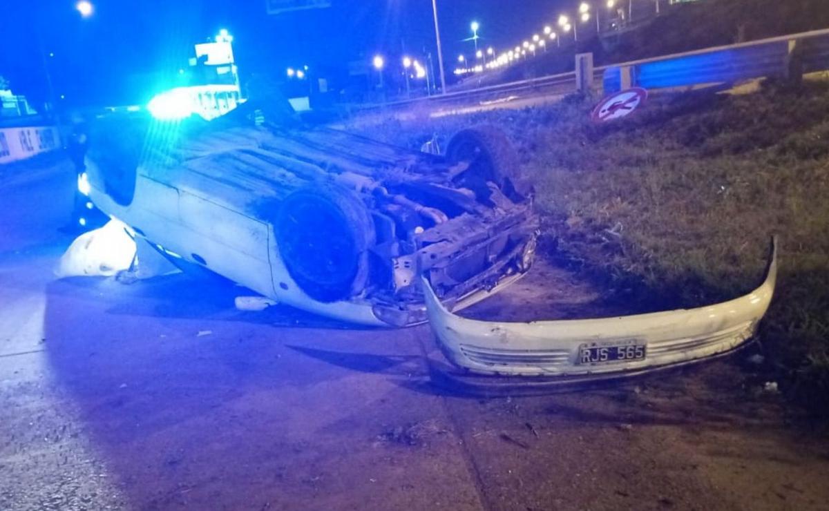 FOTO: El Mitsubishi Lancer volcado en zona oeste.