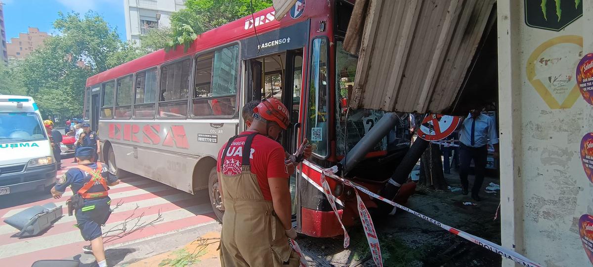 FOTO: Dos heridos en un impactante choque de un colectivo en el centro de Córdoba.