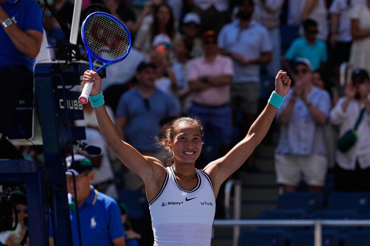 Zheng Qinwen supera una lesión y la previa para llegar a cuartos del US Open