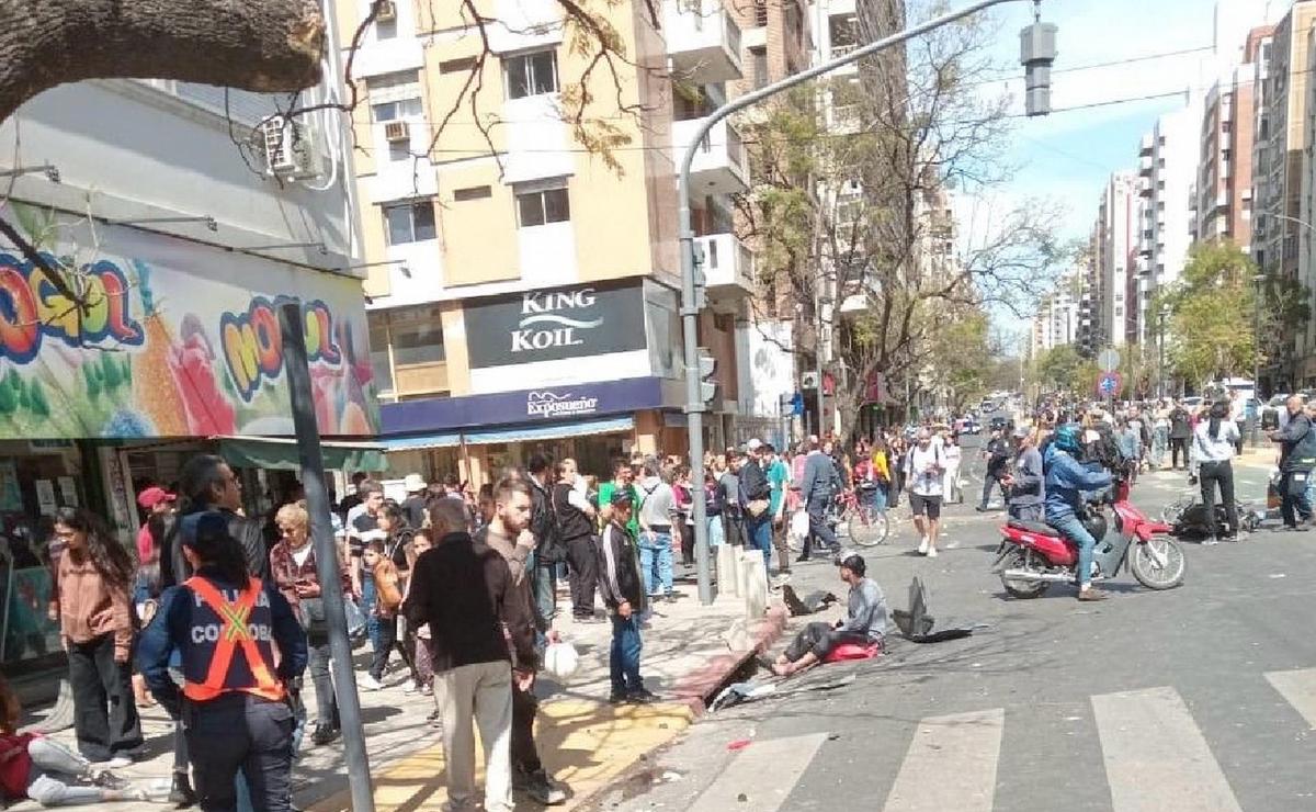 FOTO: Varios heridos tras el choque en Av. Chacabuco. (Foto: Daniel Cáceres/Cadena 3)