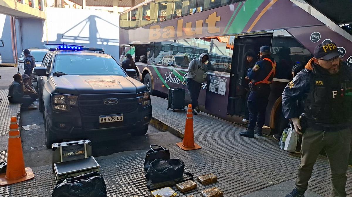 Fuerte operativo antinarcótico en la Terminal de Ómnibus de Córdoba.