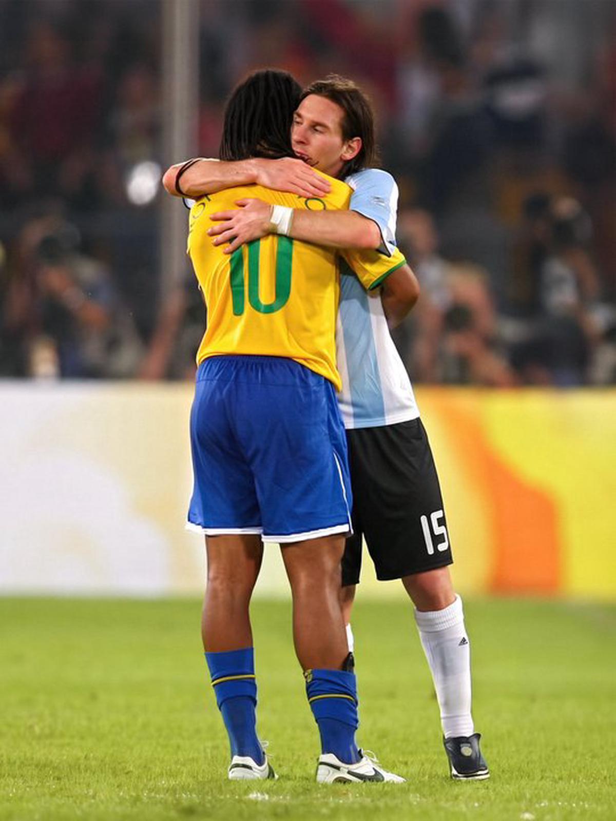 Ronaldinho dedicó un emotivo mensaje a Messi.