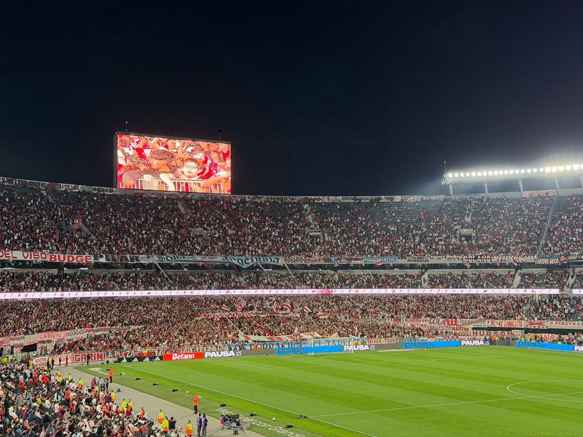 Un hincha de River murió en el estadio Monumental.