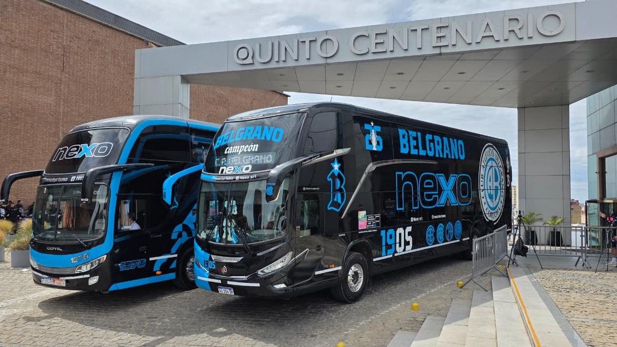 El micro de Belgrano, antes de salir rumbo al estadio.
