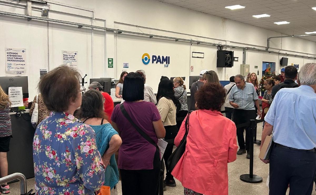 FOTO: Largas filas en la sede del PAMI en Córdoba. (Foto: Federico Borello/Cadena 3)