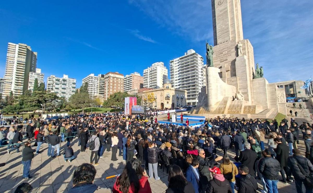 Se inauguró la restauración del Monumento a la Bandera.