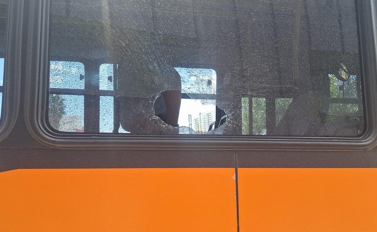 Los daños a los colectivos. (Foto: Policía)