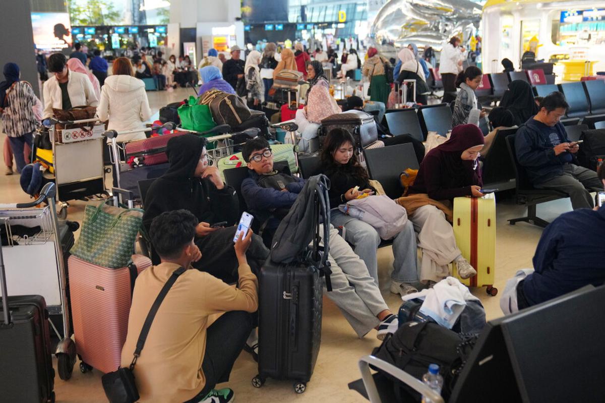 Indonesia mantiene cerrados varios aeropuertos mientras remite la erupción volcánica