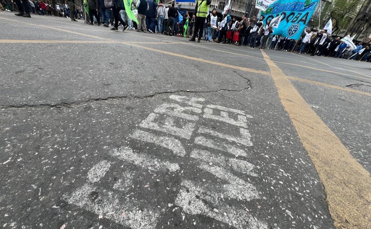 FOTO: Marchan en Córdoba contra el veto a la Ley de Movilidad Jubilatoria (Daniel Cáceres).