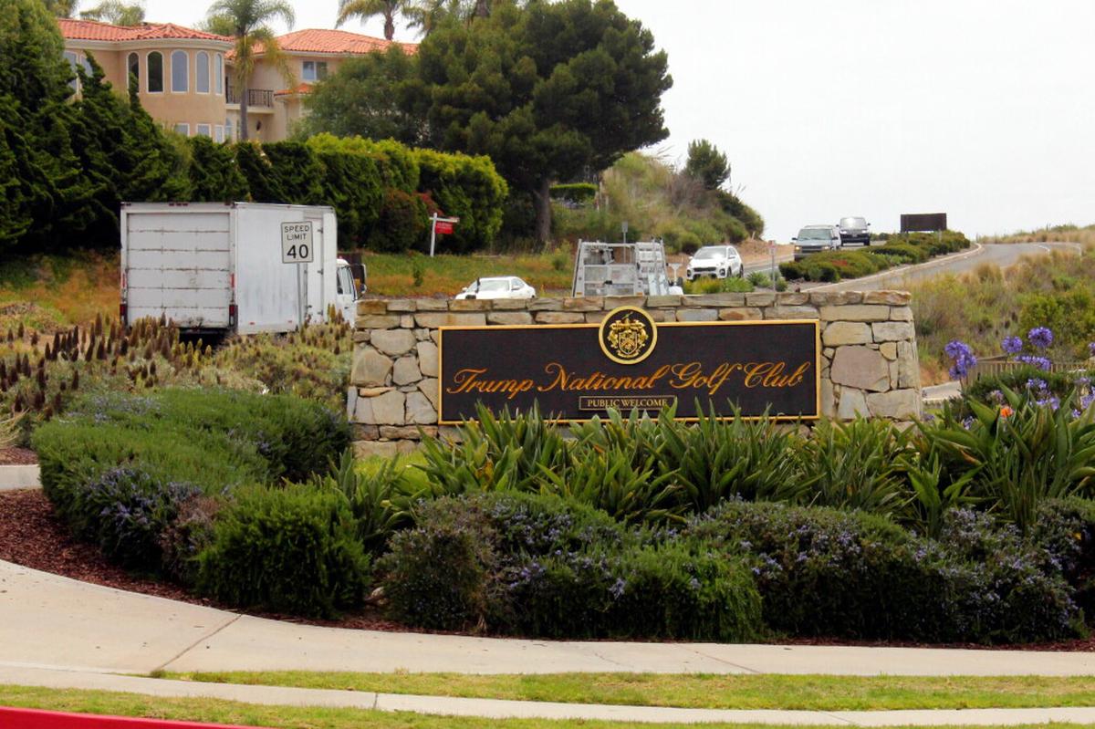 Autoridades: Hombre armado vigilaba seguridad en campo de golf de Trump cerca de LA