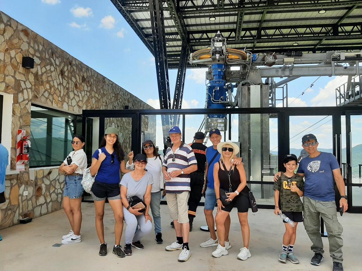 FOTO: Un grupo de turistas, en el flamante teleférico AlaDelta en Salta. 