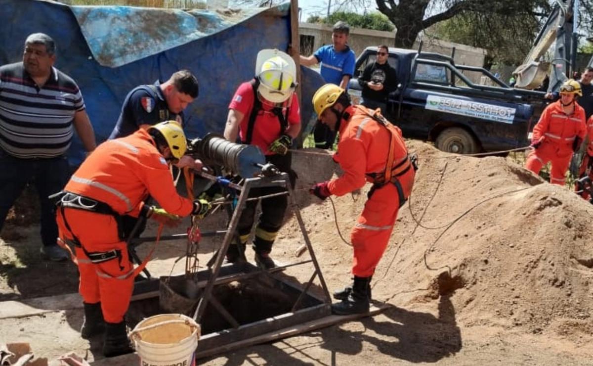 FOTO: Un operario quedó atrapado en un pozo y murió tapado de arena en Río Segundo.