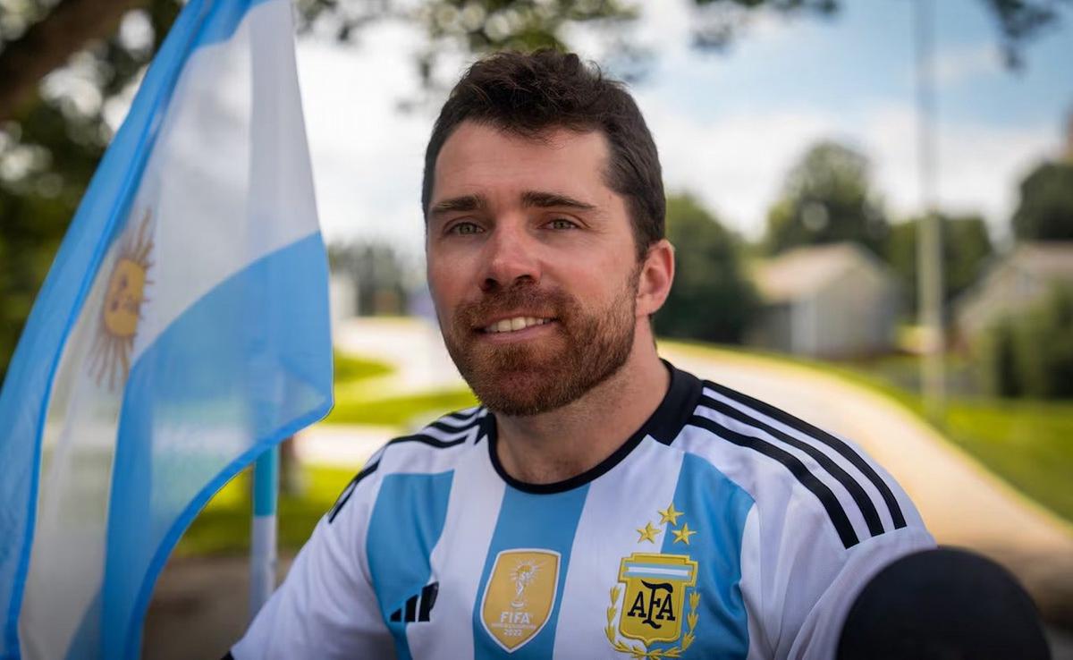 Gastón Benitez, cordobés que viajó en moto al Mundial. (Foto: Lele Heredia/TN)