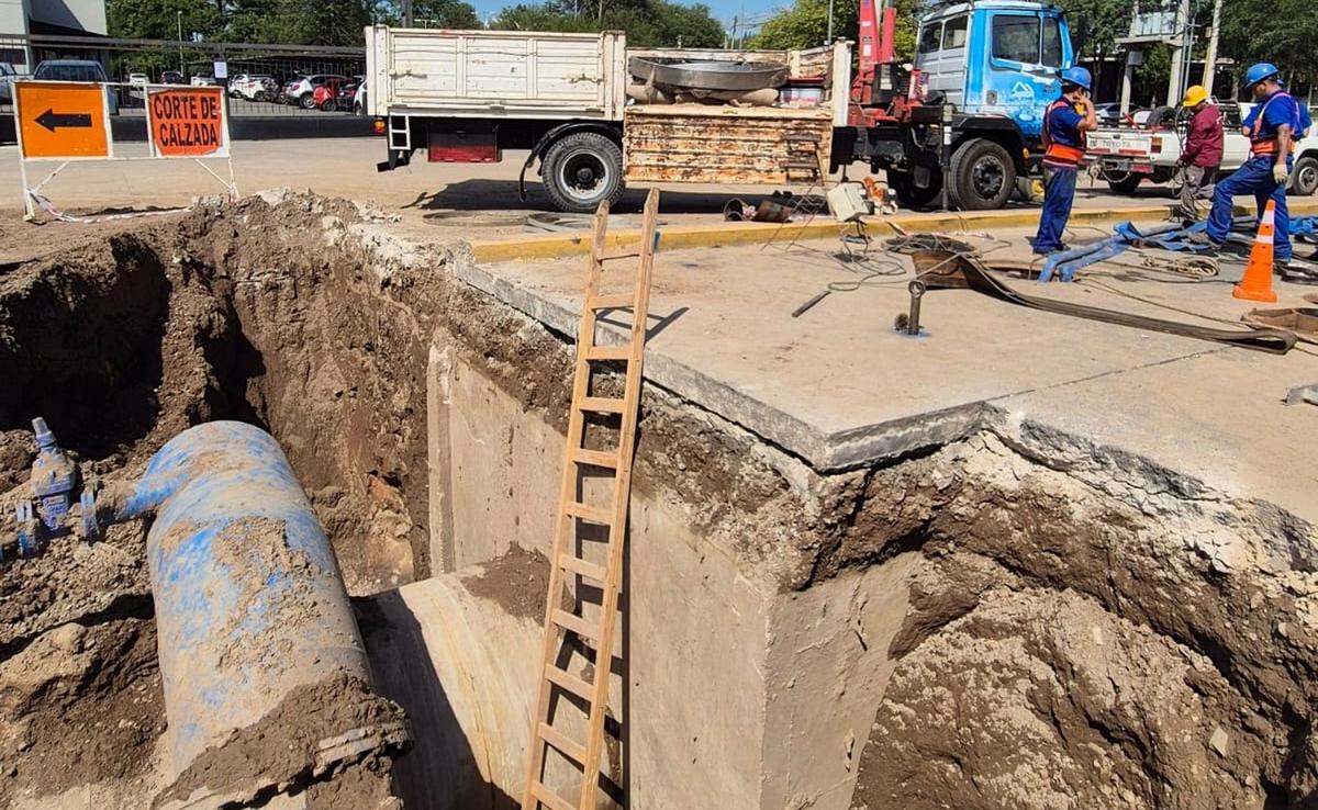 Aguas Cordobesas trabaja en la reparación de un caño. (Foto: Aguas Cordobesas)
