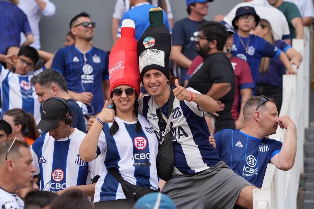 FOTO: Los hinchas albiazules, en el clásico.