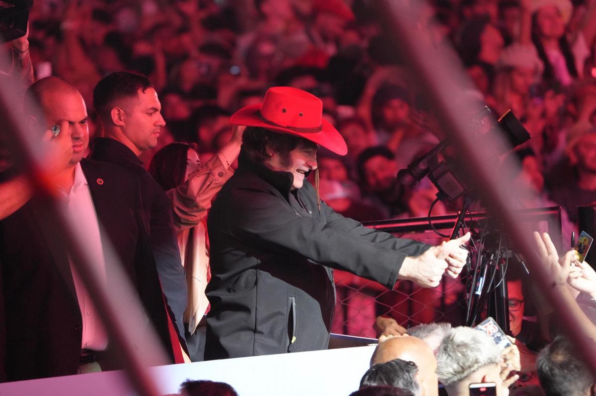 Javier Milei, saludando tras llegar al festival (Fotos: Daniel Cáceres - Cadena 3)