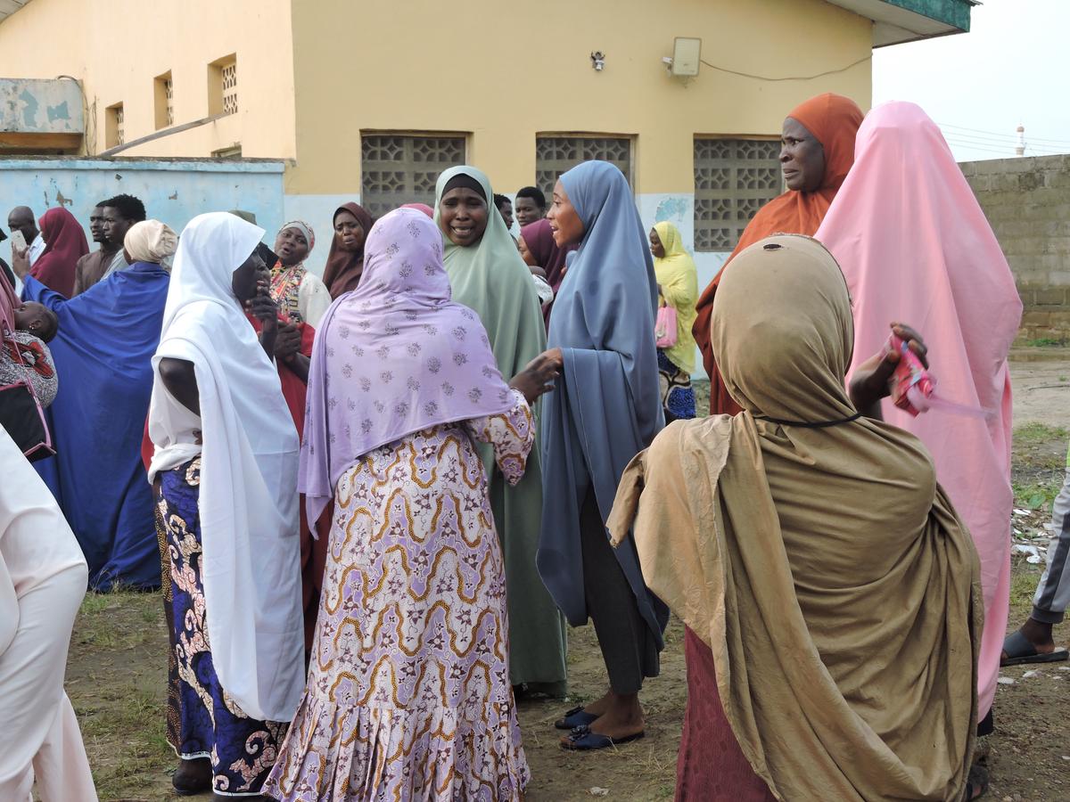 Familias de presuntos mineros ilegales que murieron bajo detención en Nigeria denuncian maltrato