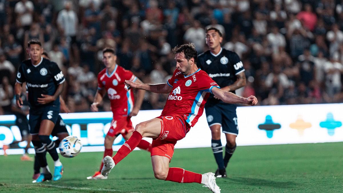 Franco Vázquez celebra el primer tanto de Belgrano en su regreso. (Foto: CAB)