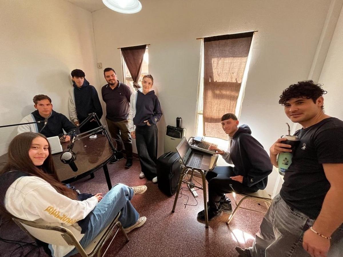 Docentes y alumnos de la escuela Puertas del Sol practican para “Sueños de Radio”.