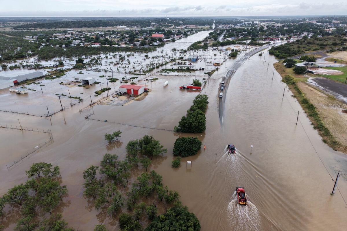 Equipos realizan más rescates en Texas tras días de lluvias intensas