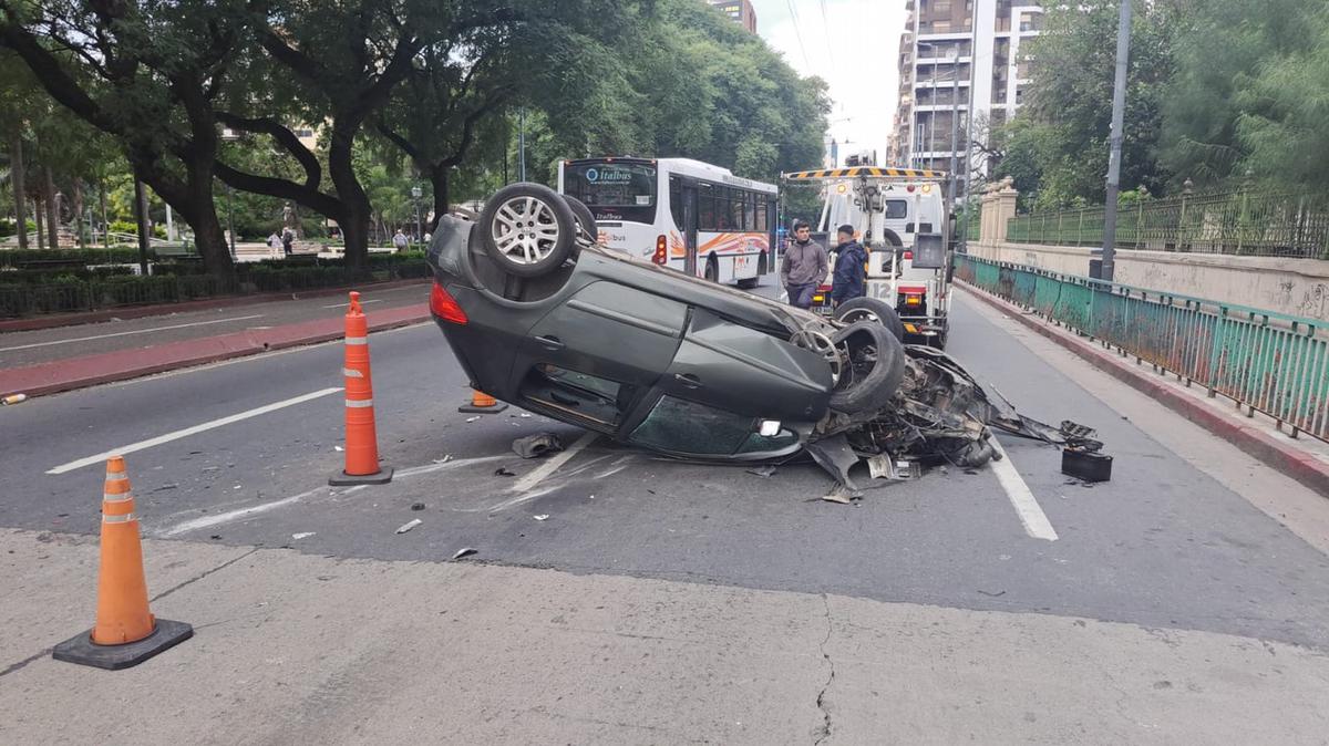 Impactante vuelco en el centro de Córdoba.